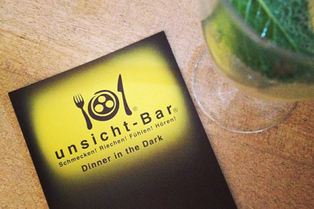 Unsicht-bar, una cena a ciegas en Berlín Unsicht-bar, una cena a ciegas en Berlín