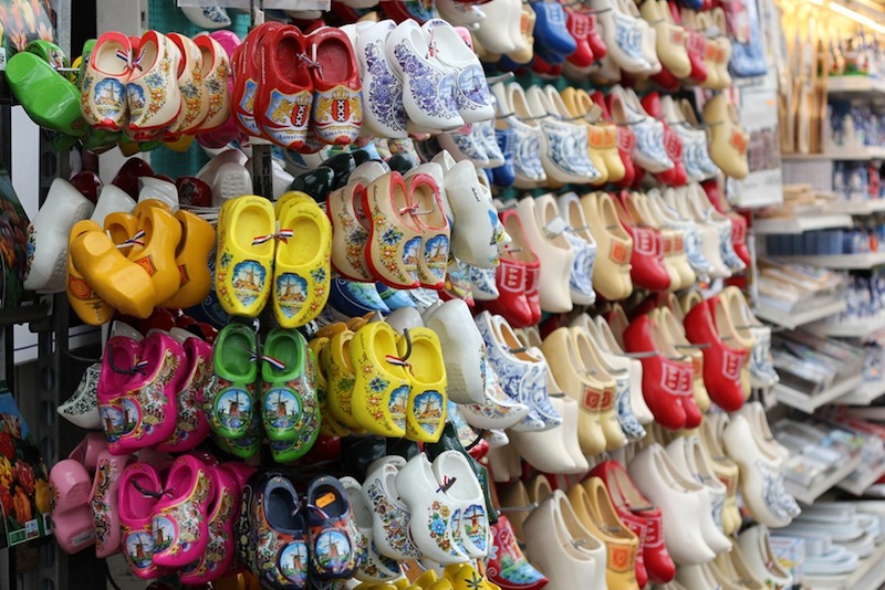 Zuecos en el mercado de las flores Zuecos en el mercado de las flores